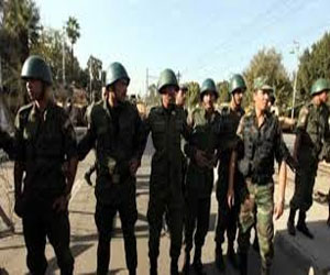 مصر اليوم - الجيش يعتقل 3 في سيناء معهم أسلحة آلية وقذائف صاروخية