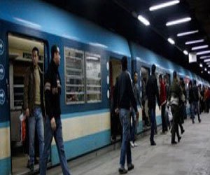   مصر اليوم - مصرع مشرف محطة مترو الشهداء وإغلاق غمرة