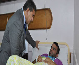   مصر اليوم - طاهر أبو زيد  يزور مصابين الشرطة في المستشفيات