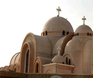   مصر اليوم - القوى السياسية في سوهاج تؤدي صلاة الجمعة أمام كنيسة مارجرجس