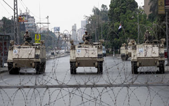   مصر اليوم - تشكيلات قتالية من الجيش في ميادين القاهرة والجيزة قبل تظاهرات الإخوان