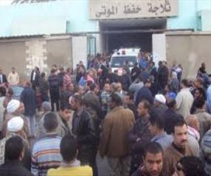   مصر اليوم - احتشاد أنصار المعزول أمام مشرحة السويس لاستلام جثث القتلى