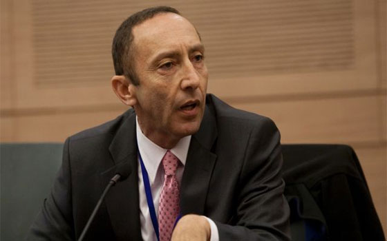   مصر اليوم - مسؤول إسرائيلي يفقد أعصابه ويسبّ هيئات دولية وسياسية