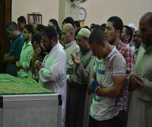   مصر اليوم - أنصار مرسي يشيعون جثمان 14 قتيلاً في السويس