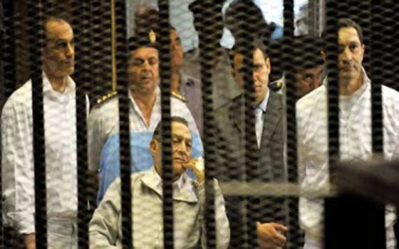   مصر اليوم - تأجيل محاكمة مبارك ونجليه والعادلي في قضية قتل المتظاهرين لـ 25 أغسطس لفض الأحراز