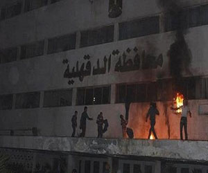   مصر اليوم - أنصار مرسي  يطلقون النيران على مبنى محافظة الدقهلية