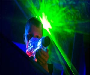 مصر اليوم - استخدام الأطفال لألعاب الليزر يضر بشبكية العين