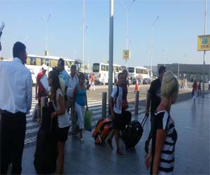   مصر اليوم - آلاف السياح يغادرون الغردقة بعد تحذيرات الدول الأوروبية