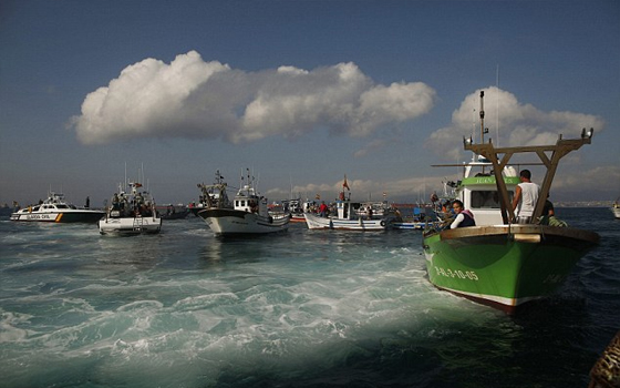   مصر اليوم - بريطانيا تتصدى لأسطول من قوارب الصيد الإسبانية اعتبرته غازيًا لمياهها