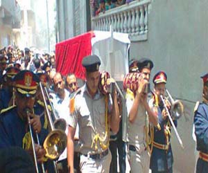   مصر اليوم - تحول جنازة شهيد شرطة الإسماعيلية إلى تظاهرة للمطالبة بالقصاص