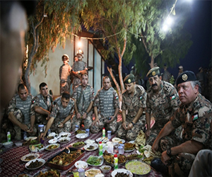 مصر اليوم - العاهل الأردني يقضي ليلة مع حرس الحدود الشمالية