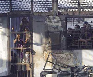   مصر اليوم - فرار 30 سجينًا من سجن إندونيسي بعد أعمال شغب