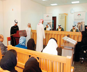 مصر اليوم - طلبة القانون في أميركية الإمارات ينظمون محاكمة صورية