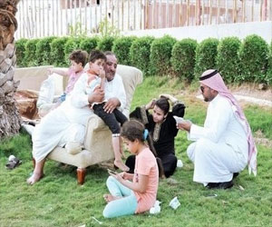 مصر اليوم - أسرة سعودية من 8 أفراد تعيش في حديقة عامة بسبب الفقر