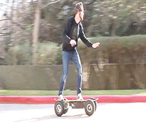 مصر اليوم - تخلص من الدراجة وإمتلك لوحًا للتزلج في شوارع برلين