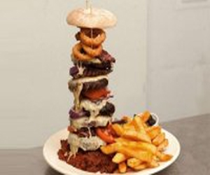 مصر اليوم - مطعم يتحدى زبائنه بإنهاء وجبة برغر عملاقة