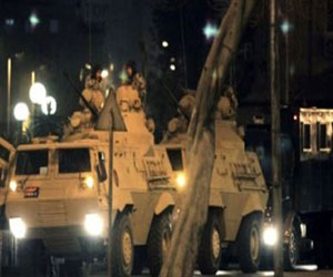   مصر اليوم - ضبط عدد من المتهمين بحرق مدرعات الجيش في السويس