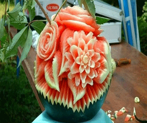 مصر اليوم - حديقة حيوان في روما تُقدم البطيخ للحيوانات