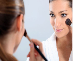   مصر اليوم - طرق إخفاء مواضع الإحمرار والأوردة تحت العين