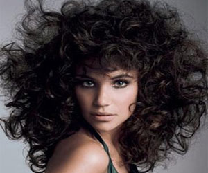   مصر اليوم - خبيرة التجميل نانيس سليم : الشعر المجعد مشكلة يمكن التغلب عليها