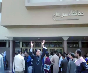   مصر اليوم - ترحيب شعبي في سوهاج لحملة إعلان الإخوان تنظيم إرهابي