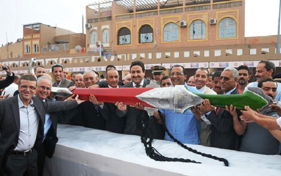 مصر اليوم - الكشف عن أكبر خنجر عالمي في افتتاح مهرجان الفضة في تيزنيت المغربية