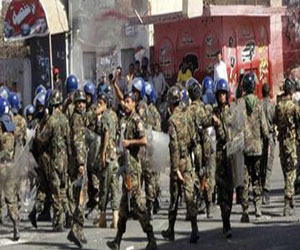 مصر اليوم - اشتباكات عنيفة بين القوات اليمنية ومتظاهرين يحملون علم القاعدة بمأرب