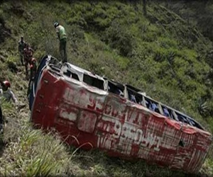  مصر اليوم - مقتل 18 شخصًا وإصابة 43 آخرين جراء سقوط حافلة بواد ضيق في إندونيسيا