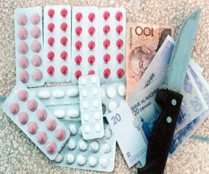   مصر اليوم - ضبط  أسلحة بيضاء وأقراص مخدرة في حملة أمنيه في البحر الأحمر