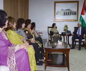   مصر اليوم - عباس يستقبل وفد من رجال وسيدات أعمال بحرينيين