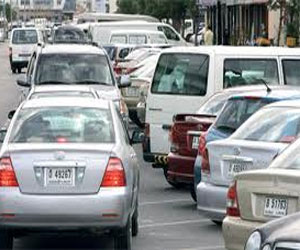   مصر اليوم - فتاة خنقت الطريق بسيارتها وانطلقت في سيارة صديقها