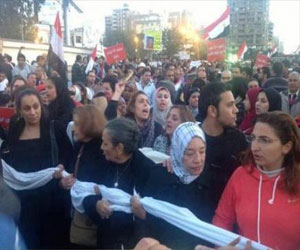 مصر اليوم - مسيرة بالملابس السوداء تجوب شوارع دمنهور للتنديد بالإرهاب