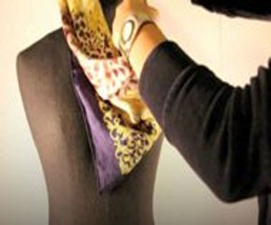   مصر اليوم - نصائح  تثبيت الوشاح القصير