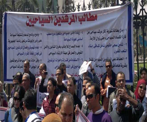   مصر اليوم - زعزوع يستجيب لمطالب المرشدين السياحيين