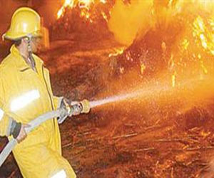   مصر اليوم - السيطرة على حريق ضخم في محطة وقود بالقرب من كلية التربية في أسوان