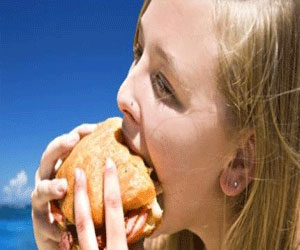   مصر اليوم - شطيرة برغر تتسبب في خلع فك امرأة