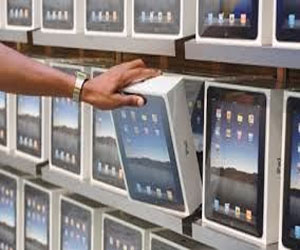   مصر اليوم - سعودية توزع آيفون وآيباد كهدايا احتفاء بحفيدها المنتظر