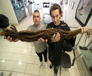   مصر اليوم - بريطاني لم يقص شعره منذ 20 سنة حتى بلغ طوله 5 أقدام