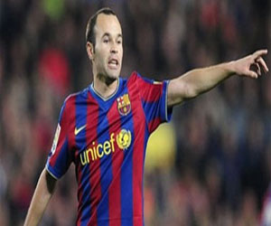   مصر اليوم - برشلونة يقترب من تمديد عقد إنيستا وبيكيه