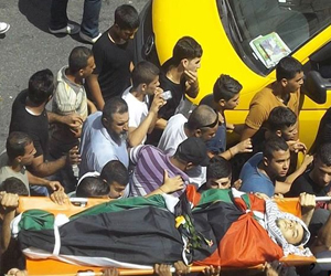   مصر اليوم - ألاف الفلسطينيين يُشيّعون شهداء قلنديا وإعلان الإضراب الثلاثاء