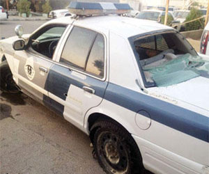   مصر اليوم - مخمور يتوسل لرجلي دورية كي يؤدي الصلاة