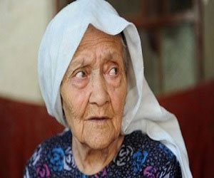   مصر اليوم - أكبر سيدة في العالم تطهي الطعام وتشكل الجريد