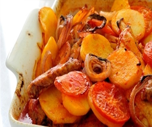   مصر اليوم - طاجن بطاطس بالصلصة مع قطع الدجاج