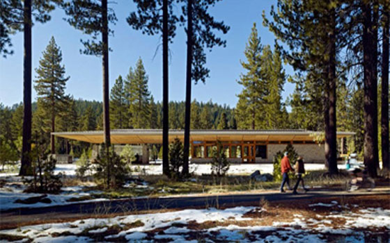 مصر اليوم - موقف ترانزيت أنيق على شكل قارب في تاهو