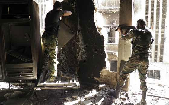   مصر اليوم - 72 قتيلاً الجمعة والحر يستهدف مبنى إدارة المركبات في حرستا بقذائف الهاون