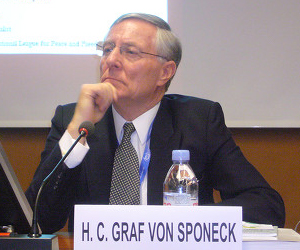   مصر اليوم - قال المساعد السابق للأمين العام لمنظمة الأمم المتحدة، والمنسق السابق للبرنامج الإنساني للمنظمة الأممية في العراق، هانز فون سبونيك، إن سورية ليست العراق، ولكن الوضع الذي سبق العدوان العسكري على العراق يشبه كثيرًا الوضع الحالي حول سوريةوأضاف سبونيك في مقا