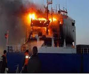  مصر اليوم - تجدد اشتعال النيران في السفينة الهولندية بالقرب من خليج السويس