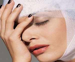   مصر اليوم - نساء يبحثن عن الجمال عبر جراحات تجميلية والنتائج كارثية