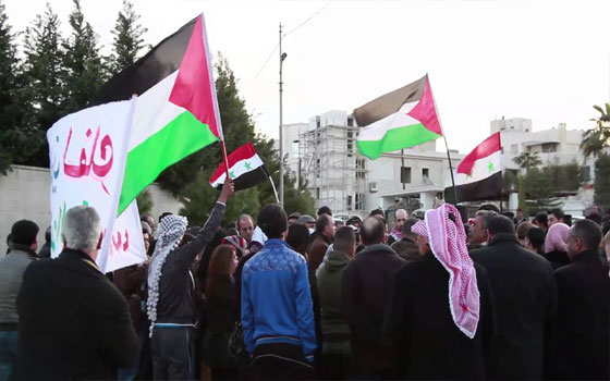   مصر اليوم - أردنيون أمام السفارة الأميركية يرفضون توجيه ضربة لسورية