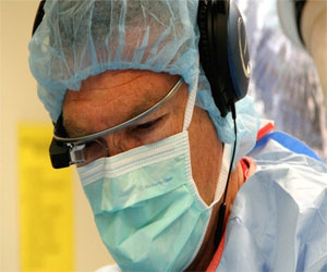   مصر اليوم - نظارة غوغل تستخدم للمرة الأولى في عملية جراحية